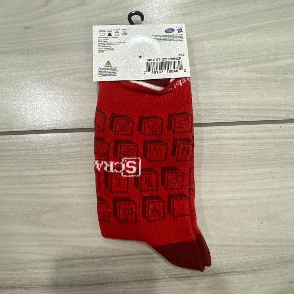 NWT Hasbro gaming men’s‎ red scrabble tile “I make my own rules” crew socks size - Picture 4 of 4
